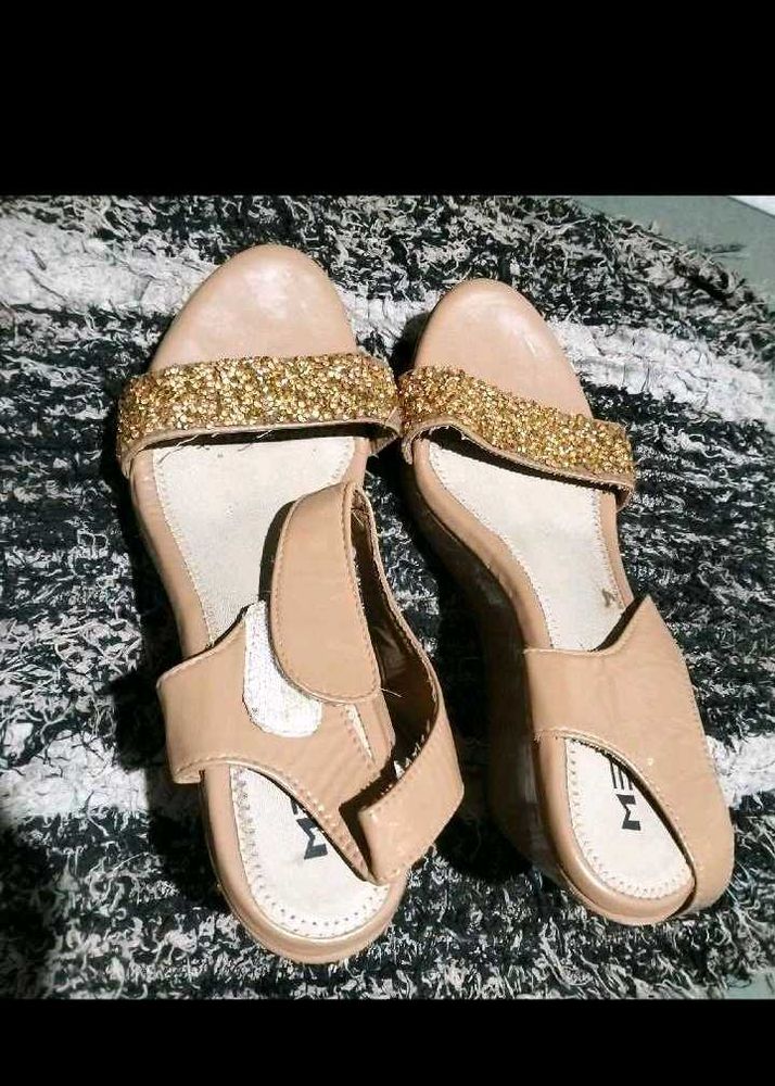 Elegant Beige &amp; Gold Sandals