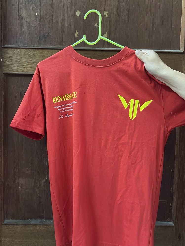 Red oversized T-shirt perfect for everyday use