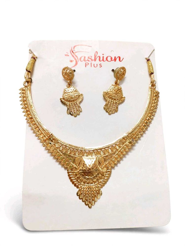 Elegant Gold-Tone Necklace &amp; Earring Set