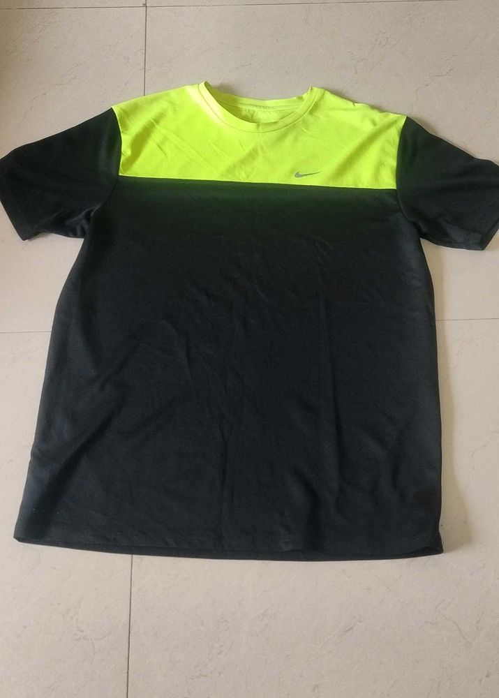 Nike Men's Neon &amp; Black T-Shirt