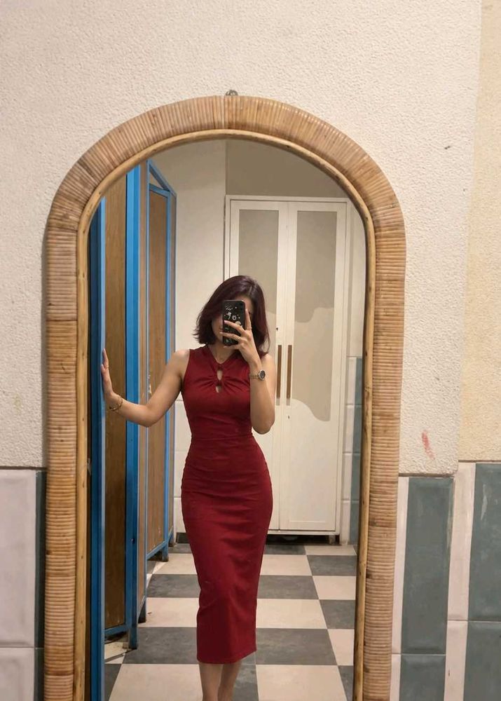 Chic Red Sleeveless Midi Dress