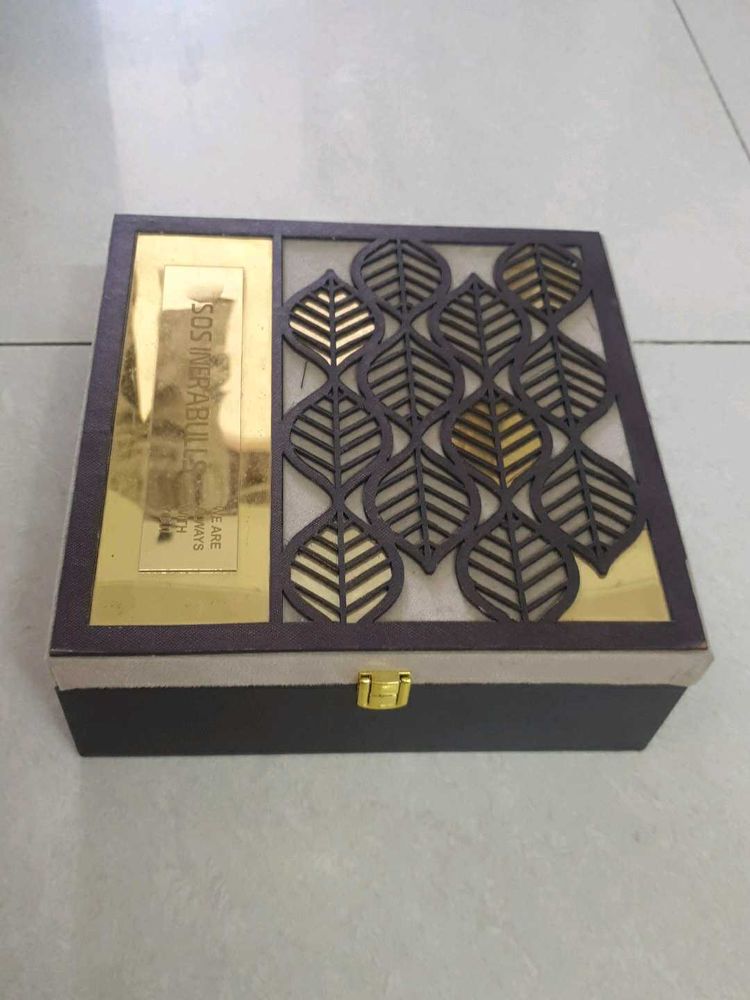 Elegant Leaf Design Jewelry Box