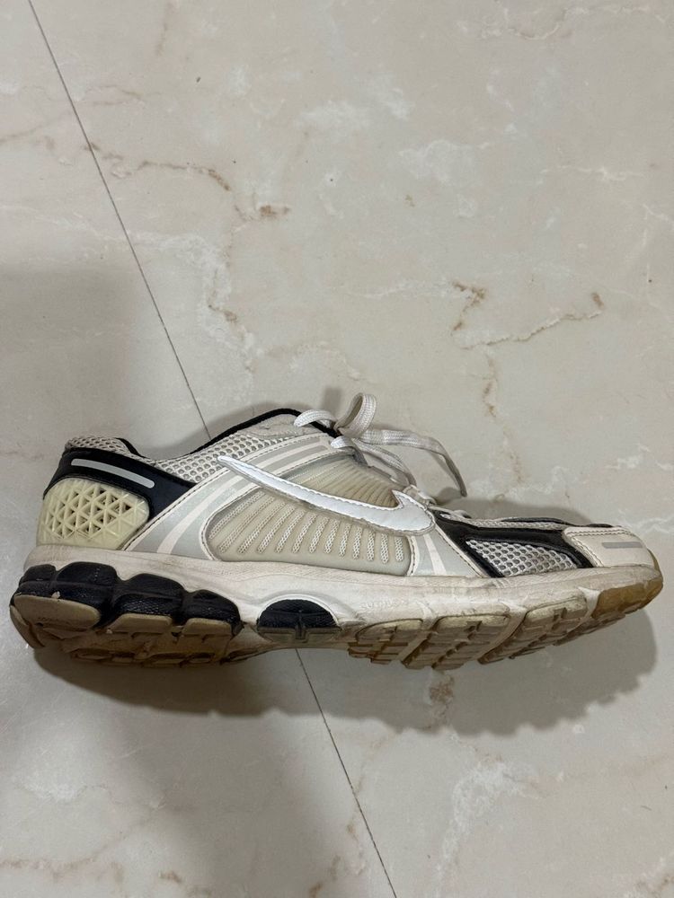 NIKE Vomero Zoom 5 Off White