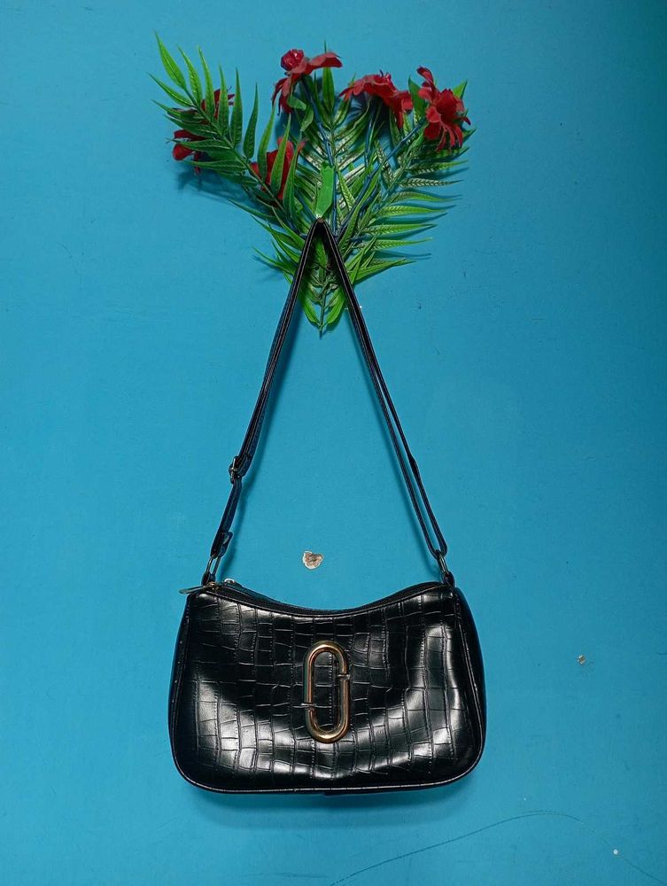 BLACK SLING BAG🌺