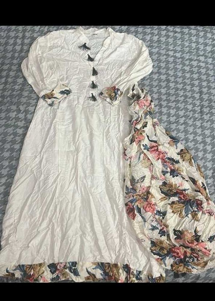 Elegant White Kurta Set with Floral Accents