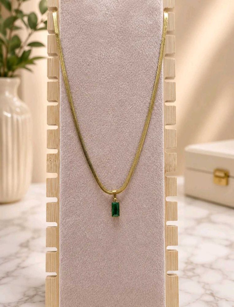 Elegant Emerald Pendant Necklace