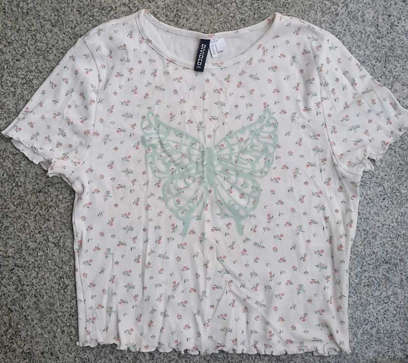 H&amp;M Cute fitted tshirt with butterfly print