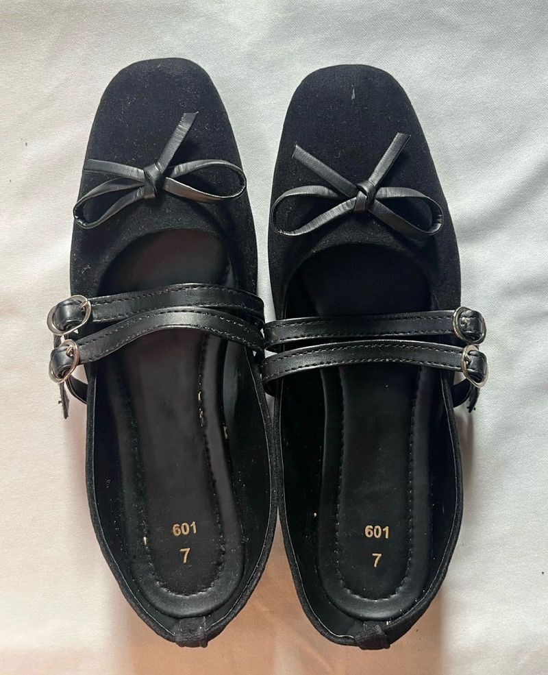 Chic Black Ballet Flats with Bow Detail