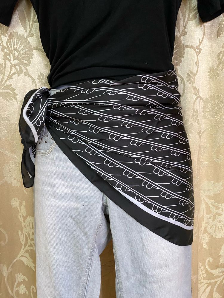 Stylish Black &amp; White Printed Scarf
