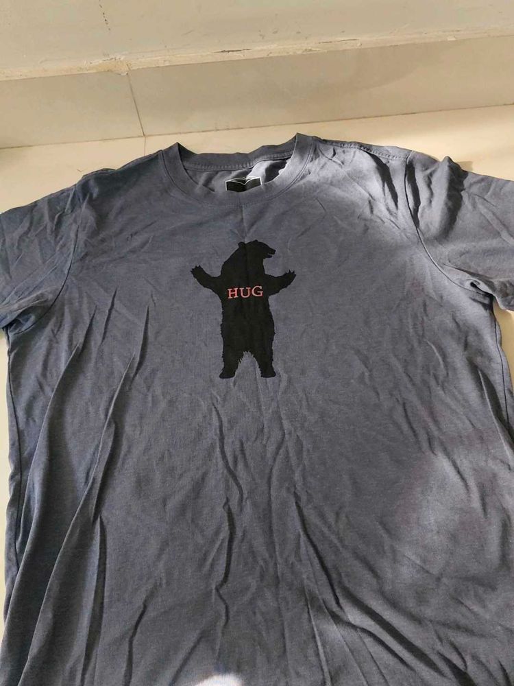 Hug Graphic T-Shirt