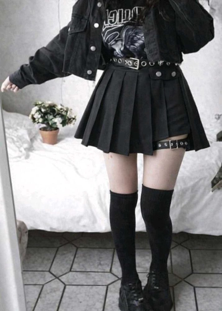 🔗Gothic/Grunge Black pleated mini skirt 🖤