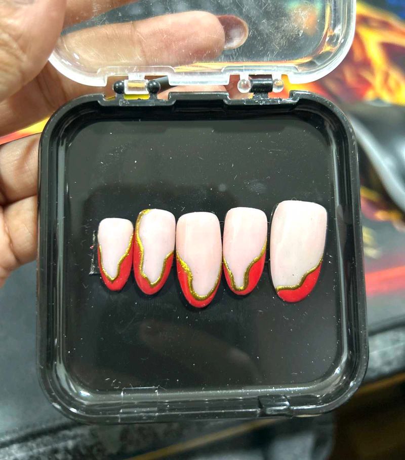Press-On Nails with Red &amp; Gold Design