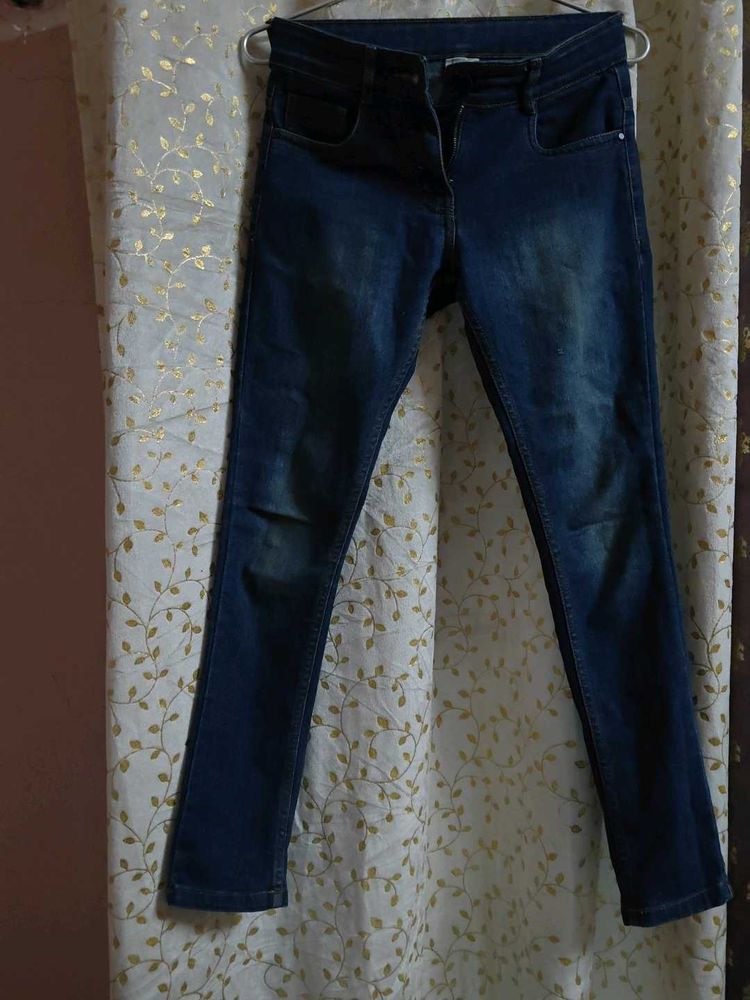 Max Jeans Size 28.