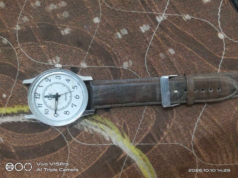 Classic Quartz Watch with Leather Strap