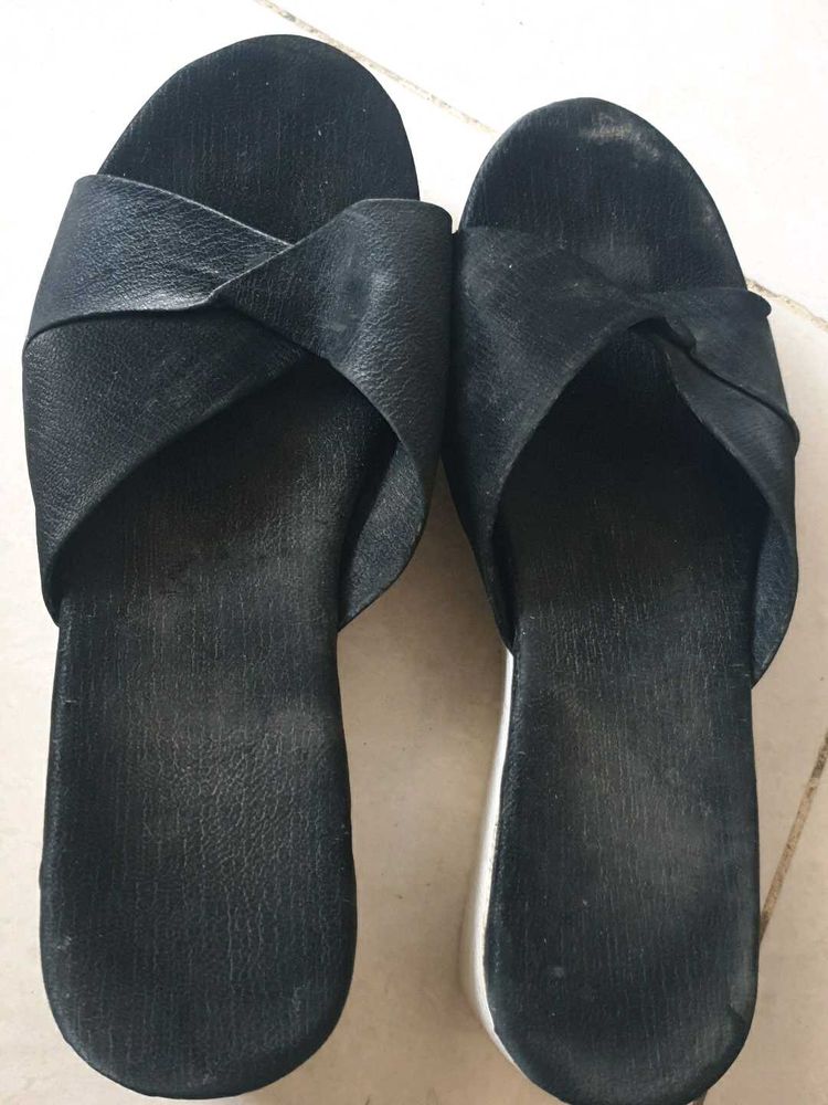 Chic Black Cross-Strap Slides