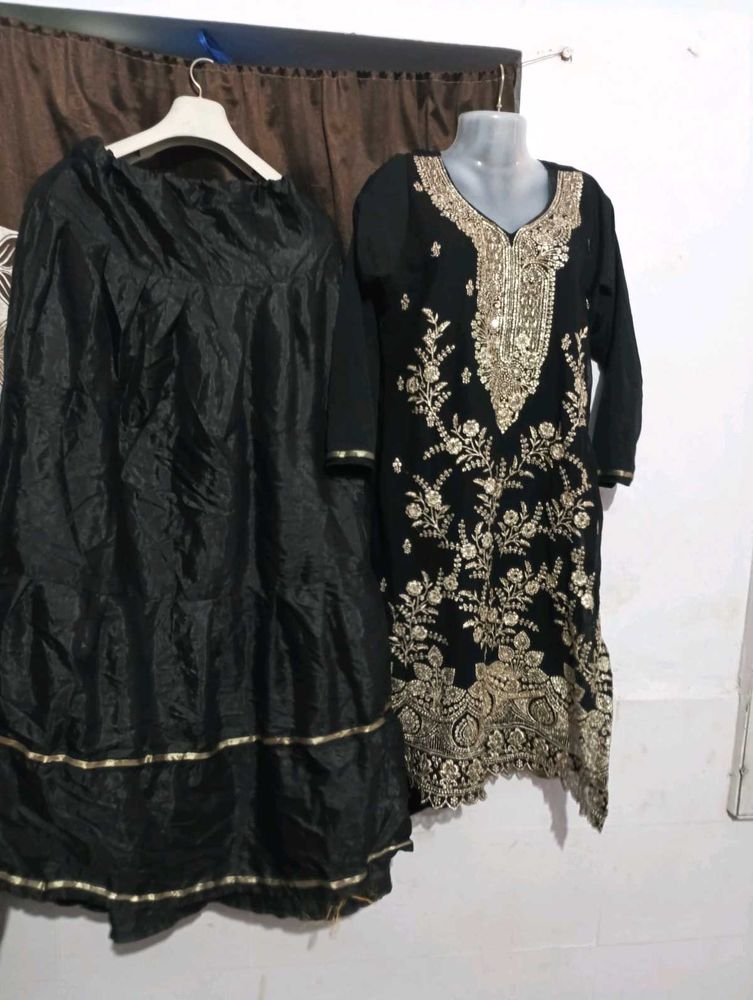 black heavy kurti with duppatta and lehga