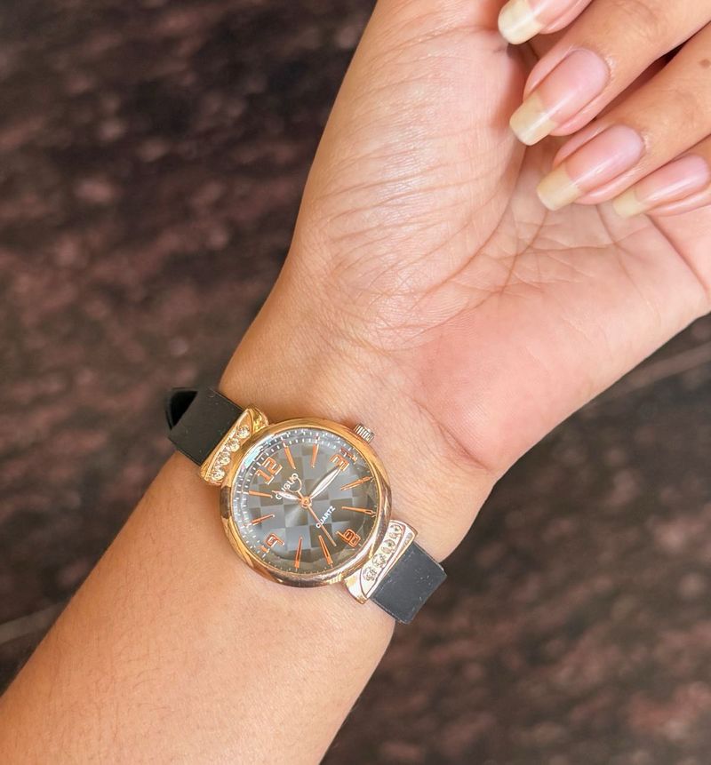 Elegant Women's Watch with Crystal Accents