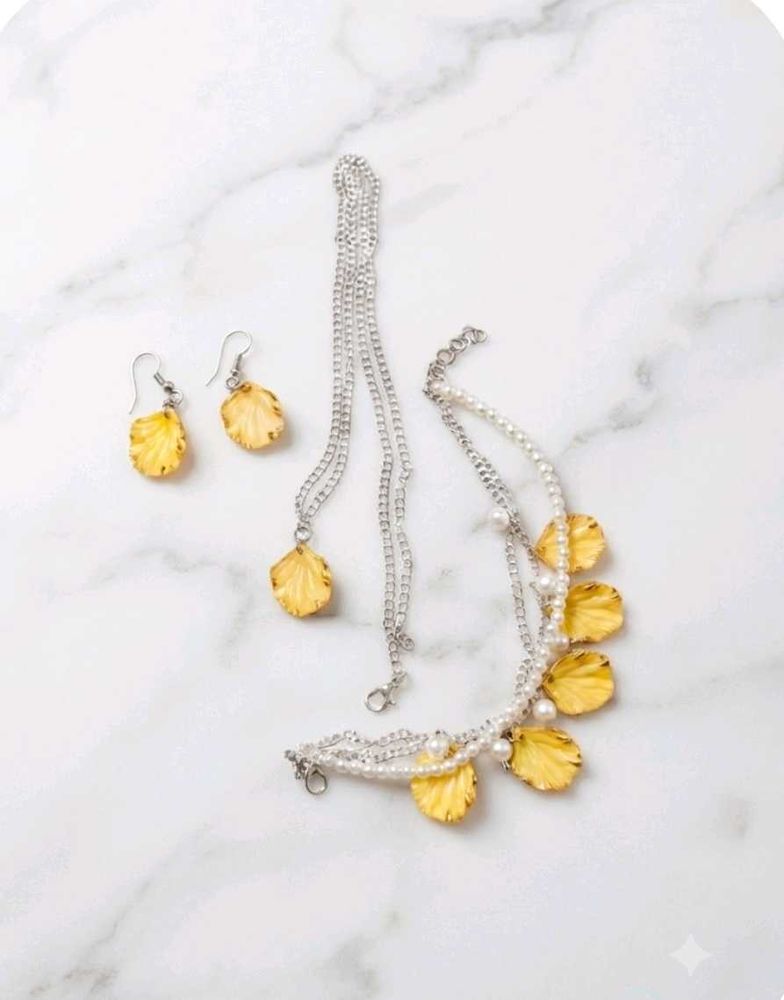 Unique Yellow Petal &amp; Pearl Necklace &amp; Earrings Se