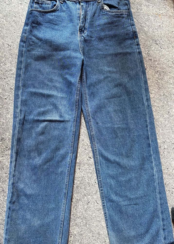 straight fitted dark blue jean