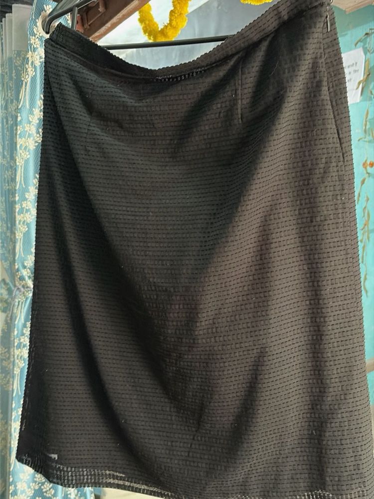 Chic Black Textured Skirt