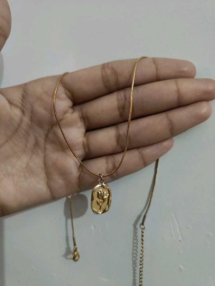 Gold Flower Pendant Necklace