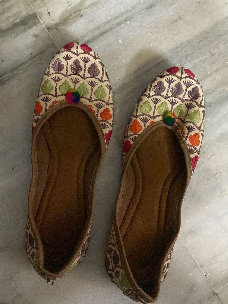 Ethnic Embroidered Juttis