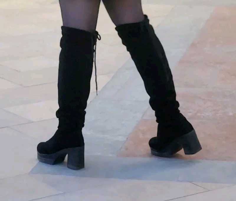 Chic Black Platform Knee-High Boots