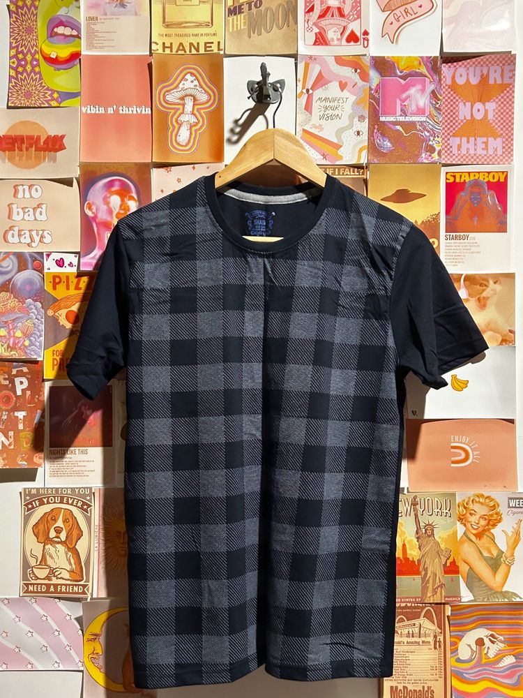Casual navy blue tshirt
