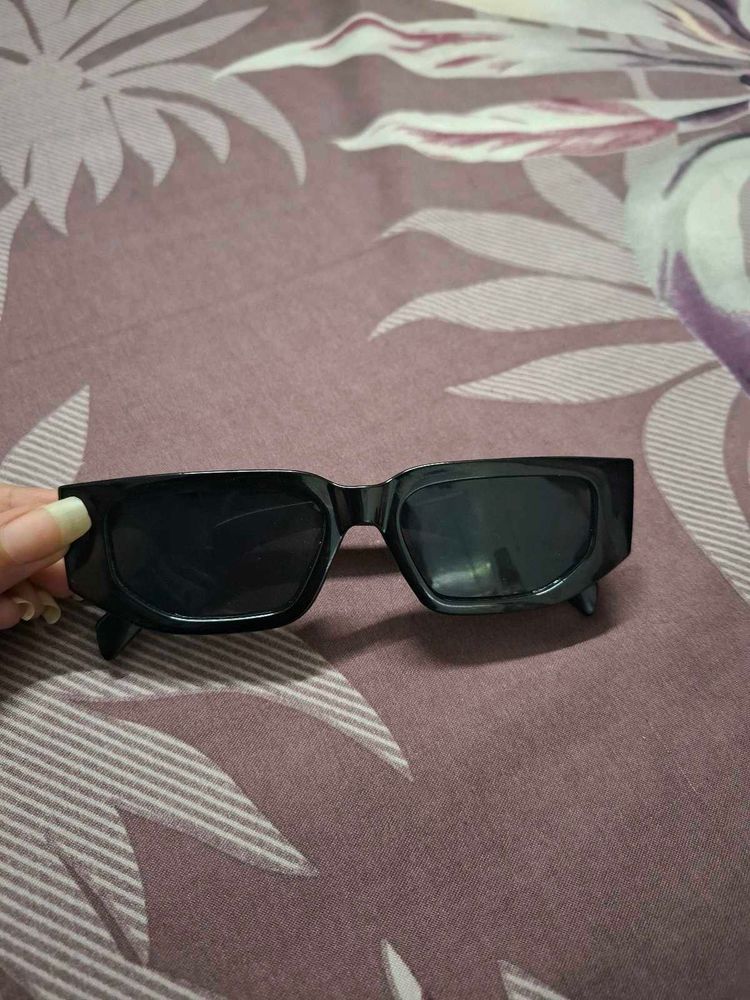 Trendy Black Rectangular Sunglasses