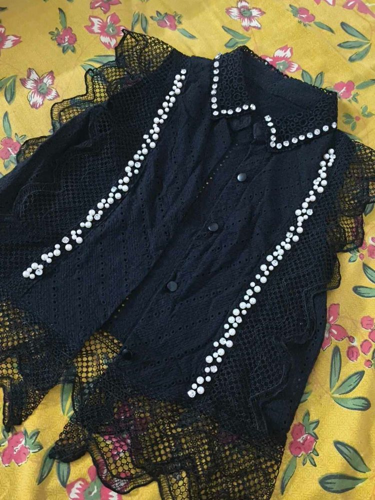 black lace embroidery croptshirt