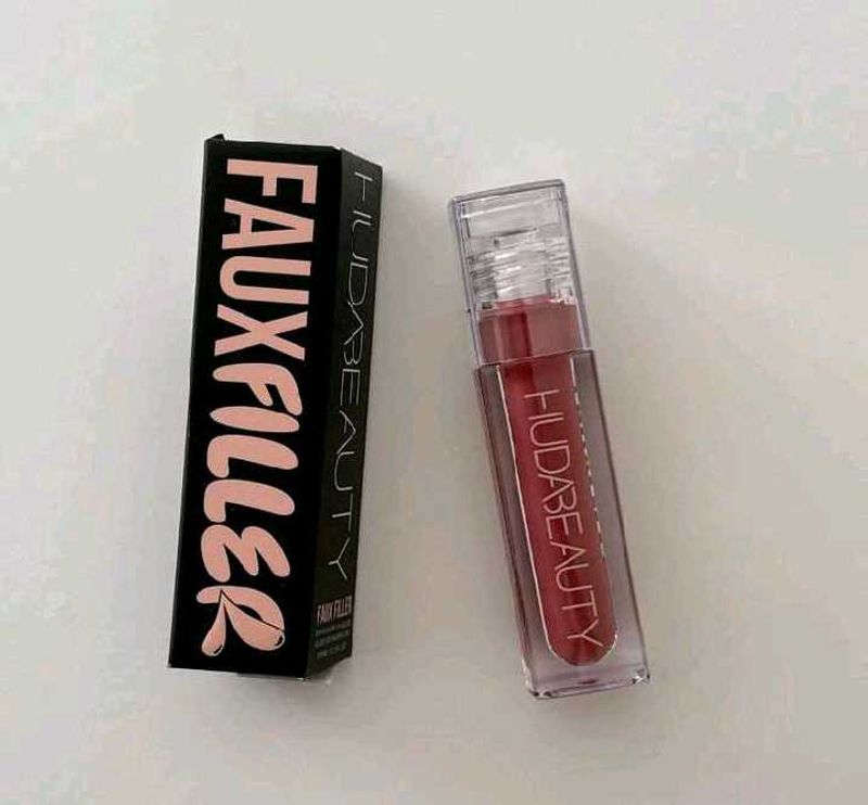 Huda Beauty Lip Gloss - Bombshell