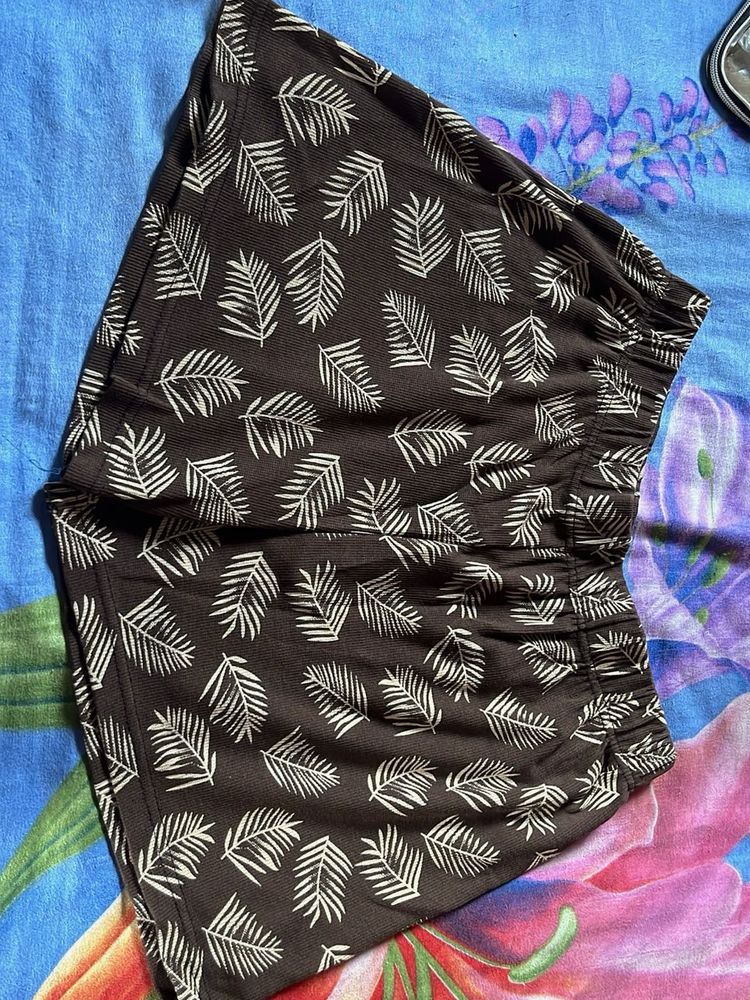 Cute Leaf Print Shorts