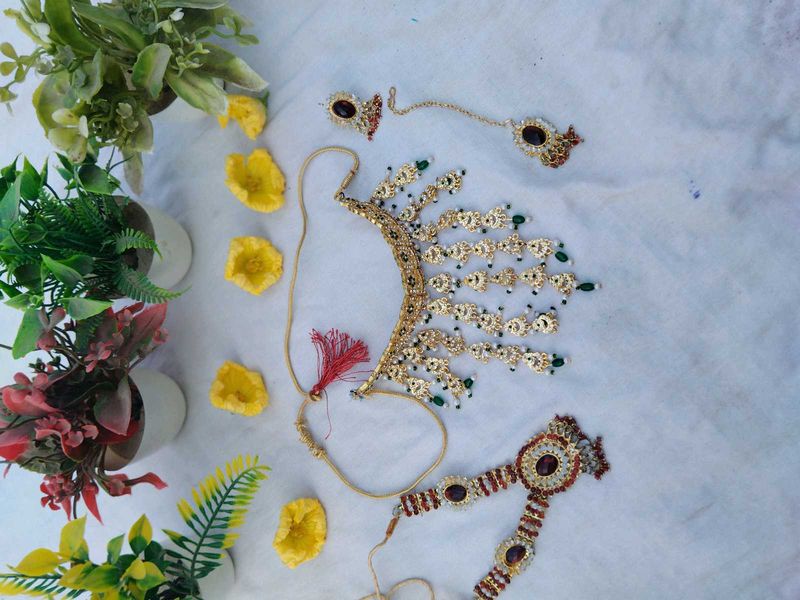 Exquisite Kundan &amp; Emerald Jewellery Set
