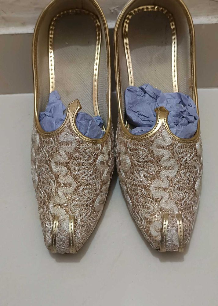 Elegant Gold Embroidered Jutti