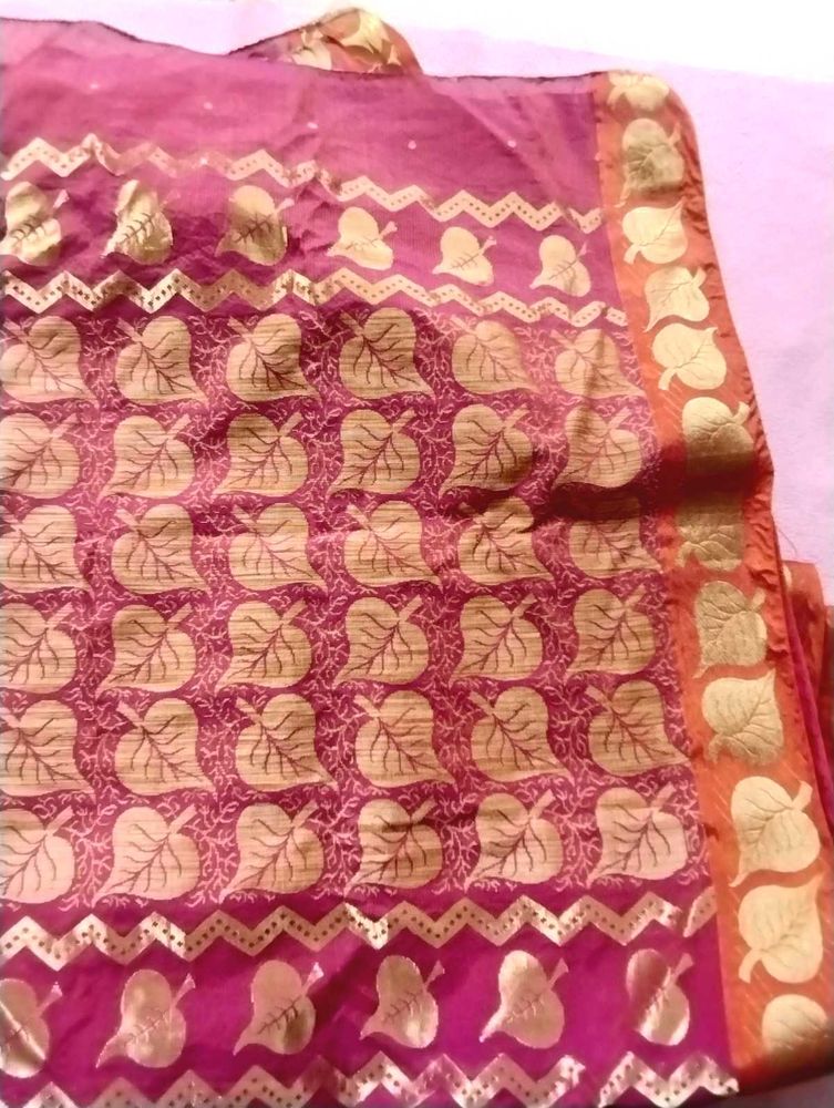 Elegant Pink Saree with Golden Leaf Motifs