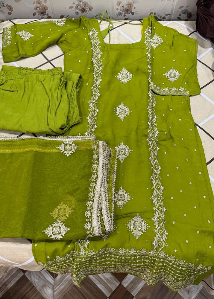 Embellished Green Kurta Set with Dupatta🌼