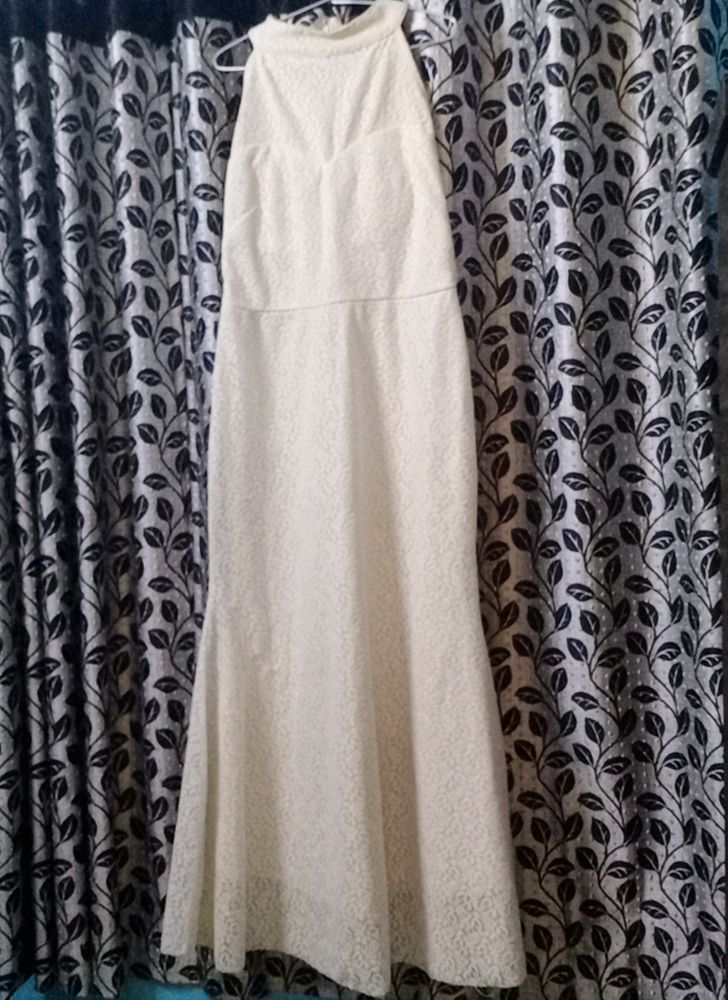 Fish tail gown with round neck.