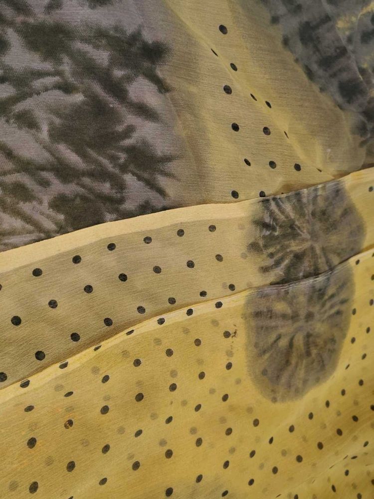i am selling yellow mixing green saree