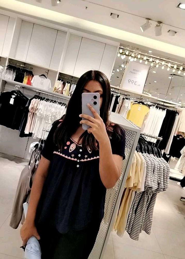 Hand Embroidered 🪡 Floral 🌺💐 Top