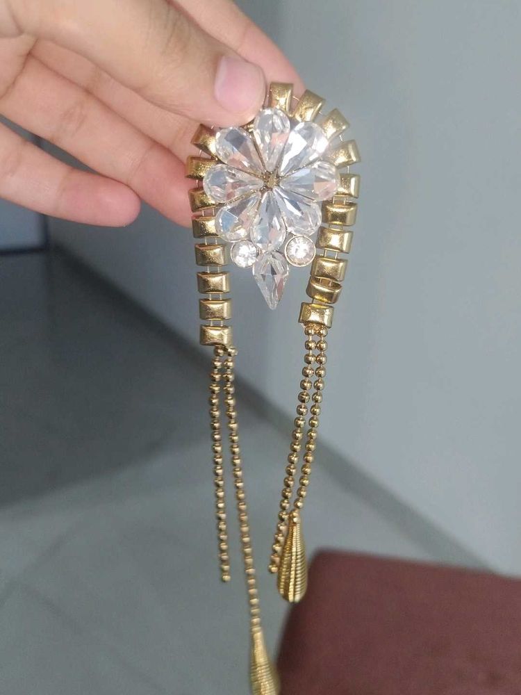 Stunning Crystal &amp; Gold Flower brooch