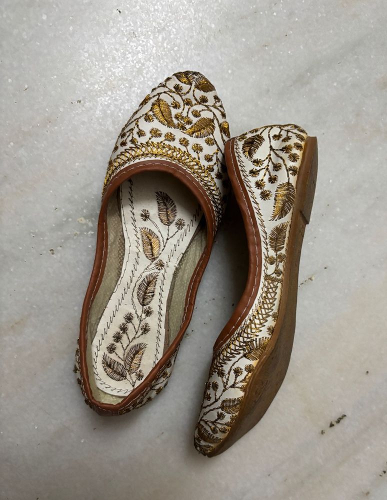 Zari Embroidered Jutti For Kids