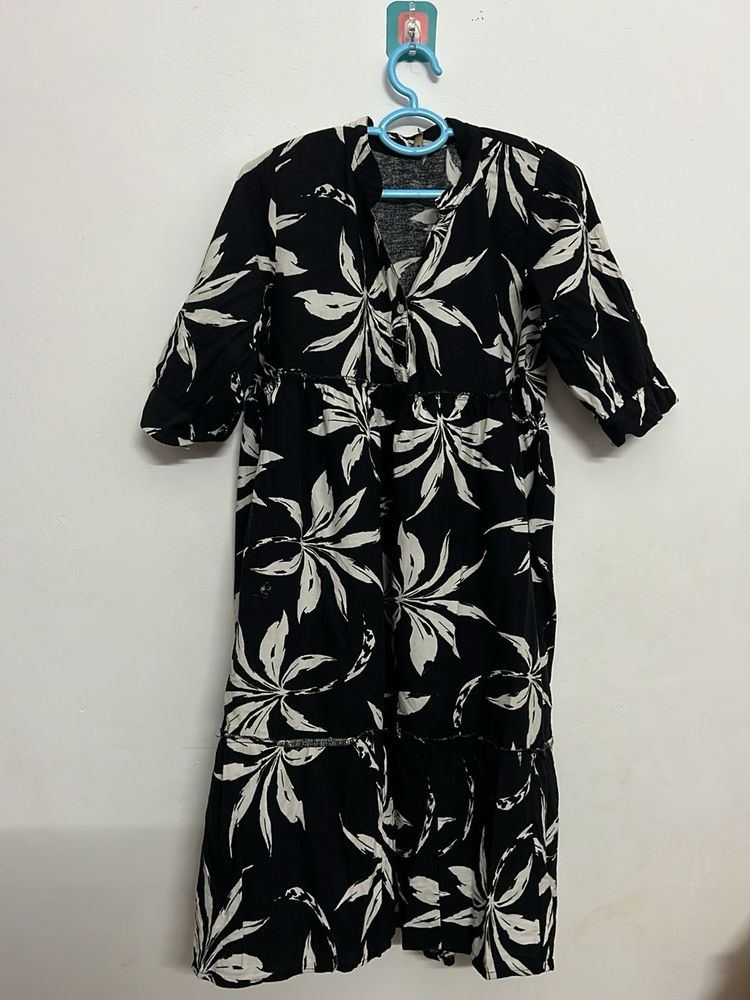Chic Black &amp; White Leaf Print Midi Dress