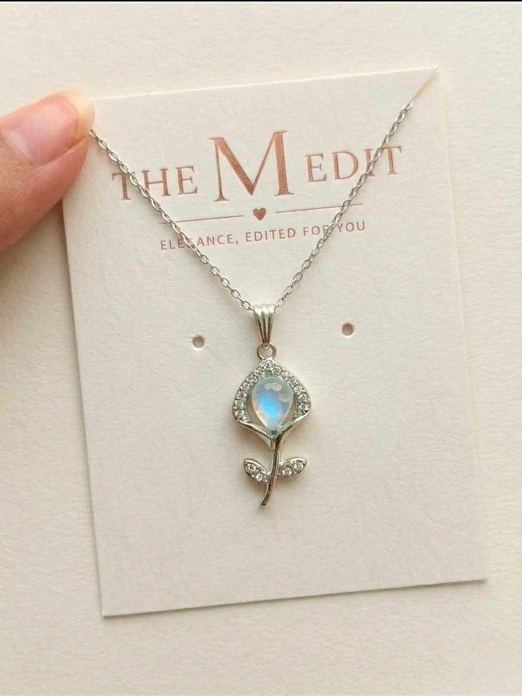 Elegant Flower Pendant Necklace