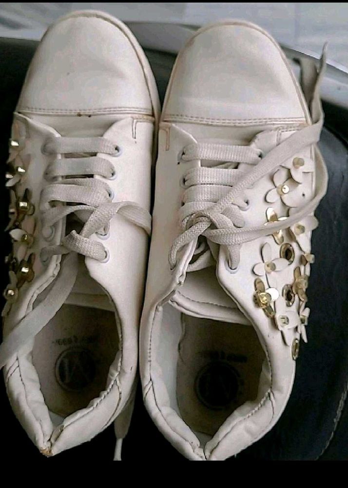 Stylish White Sneakers with Floral Embellishments