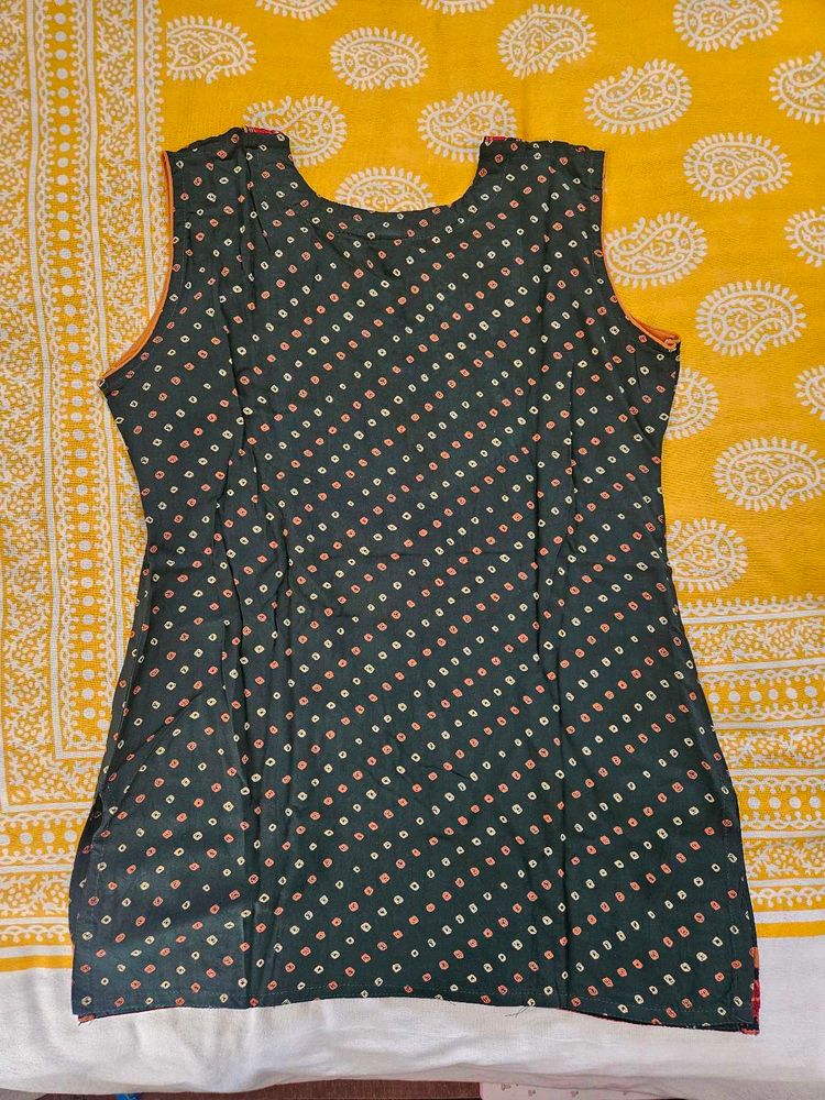 Green Bandhani Print Sleeveless Kurta