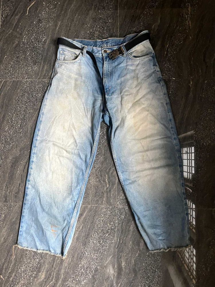 loose baggy jeans