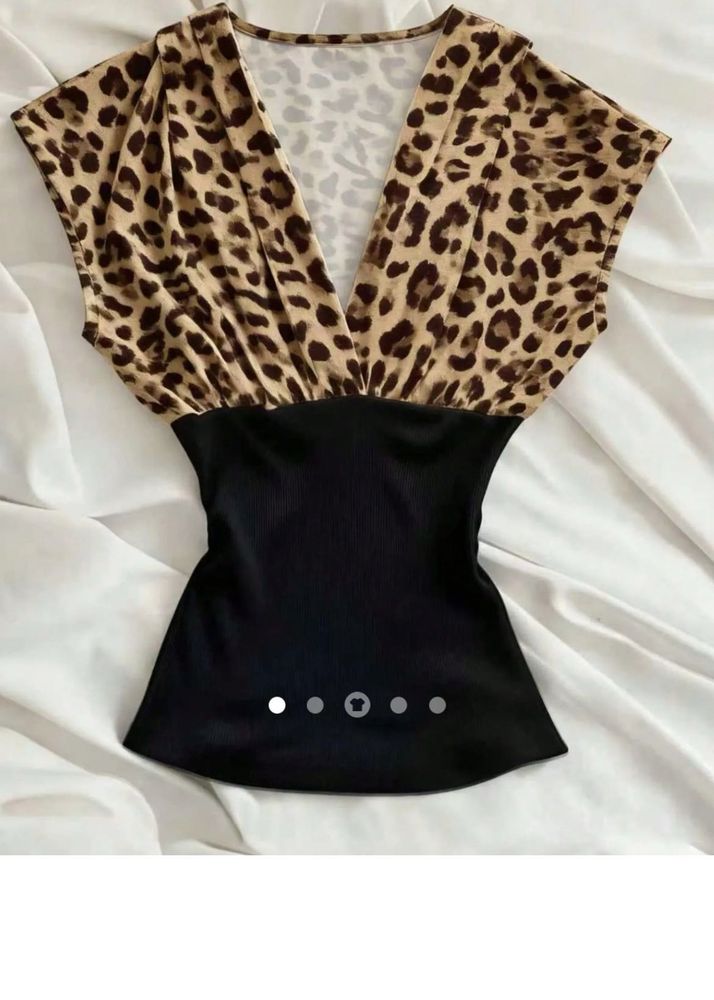 Chic Leopard Print V-Neck Top