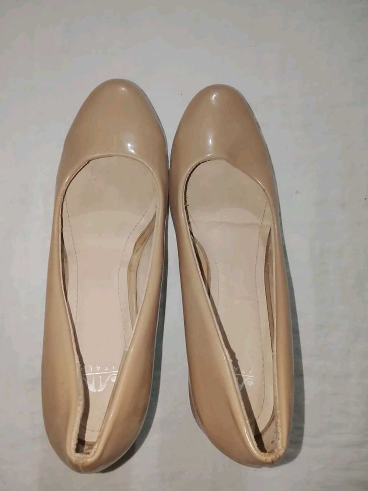 Stylish Nude Patent Heels