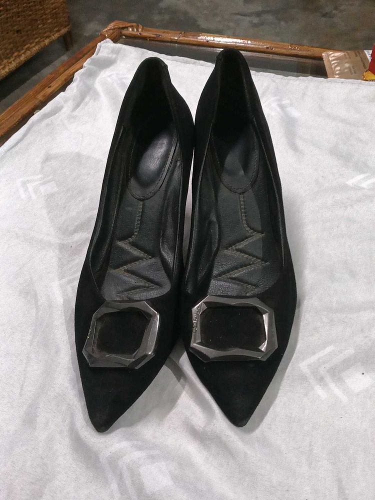 Chic Black Pointed Pumps