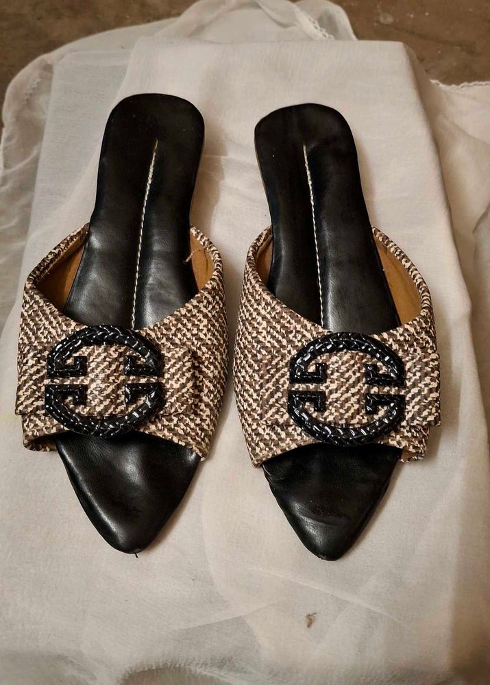 Stylish women's mules with buckle accent